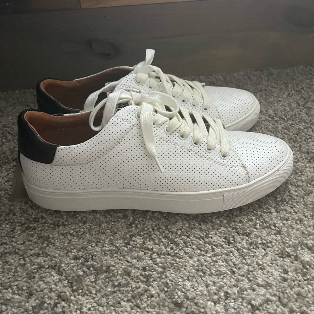 Cute white/black leather sneakers